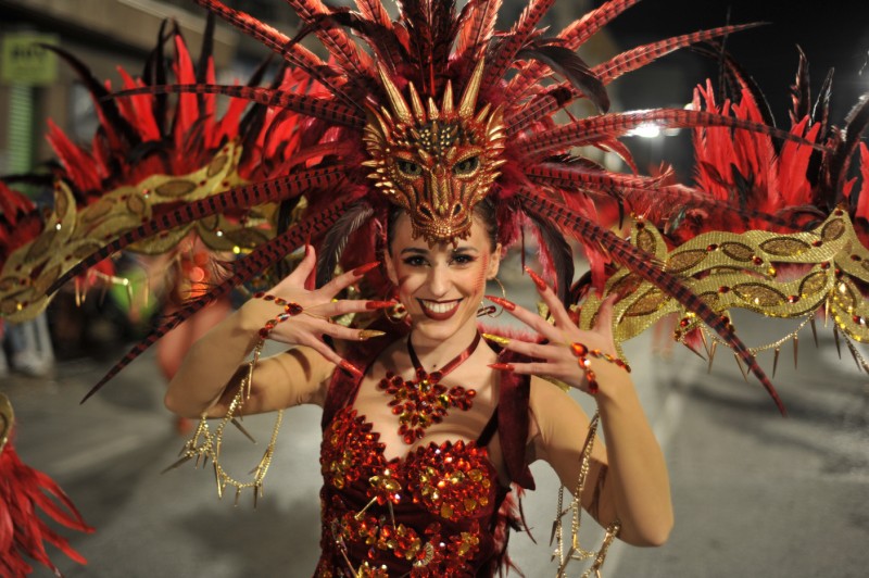 High tech glamour steals the show at Águilas carnival as external peñas parade