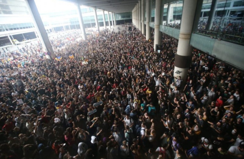 <span style='color:#780948'>ARCHIVED</span> - Over 100 flights cancelled as separatist demonstrators overrun Barcelona airport