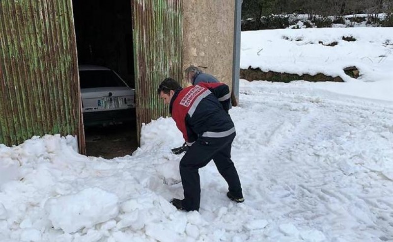 <span style='color:#780948'>ARCHIVED</span> - Two rescued from snowbound property in Moratalla
