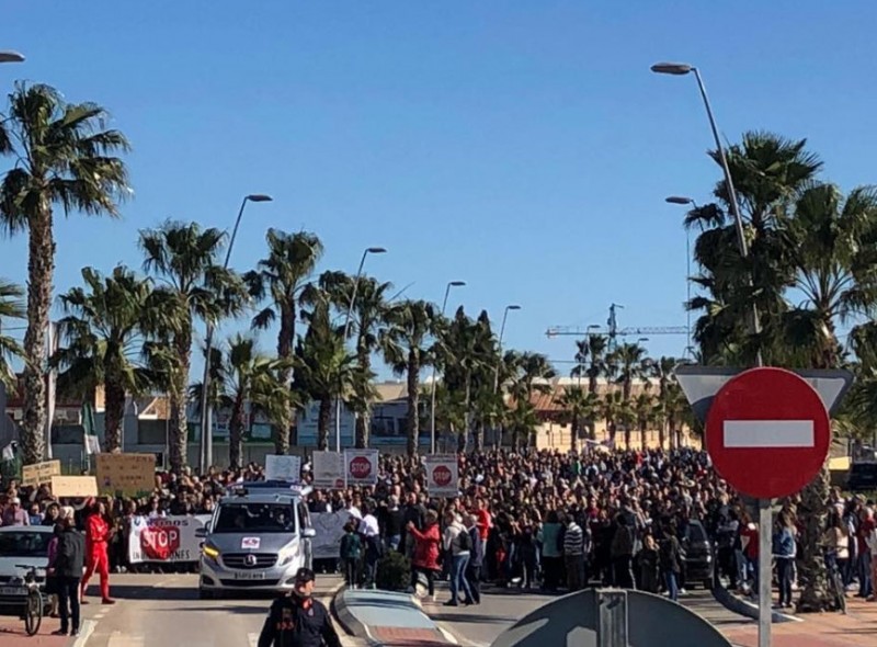 <span style='color:#780948'>ARCHIVED</span> - 2,000 residents march to demand flood protection for Los Alcázares