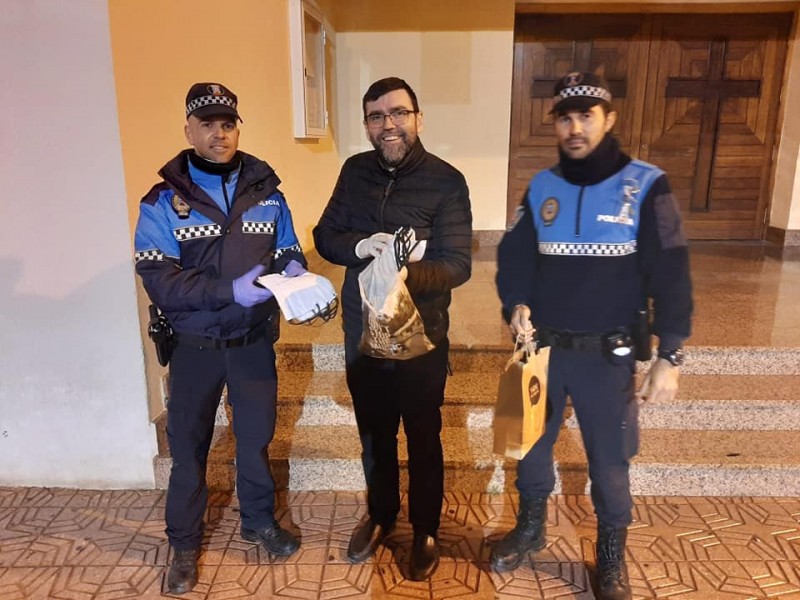 <span style='color:#780948'>ARCHIVED</span> - Mazarrón police thank schools and businesses for their donations and support