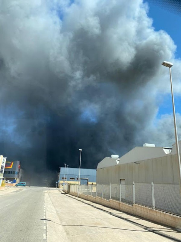 <span style='color:#780948'>ARCHIVED</span> - Fire in fruit and veg distributor causes huge column of smoke in Cartagena