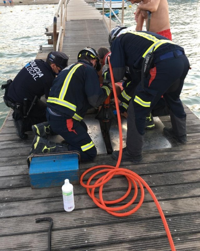 <span style='color:#780948'>ARCHIVED</span> - Firemen the only way to extract the leg of this lady in Santiago de la Ribera