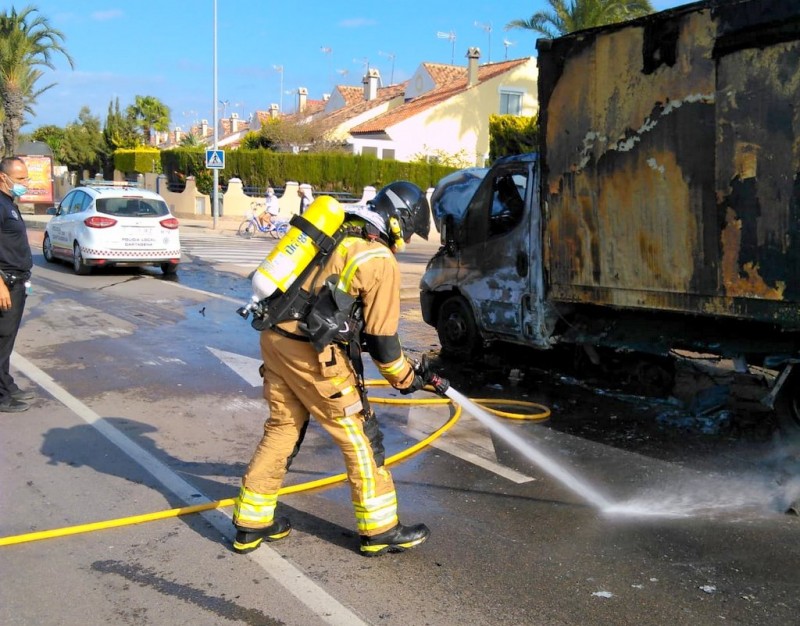 <span style='color:#780948'>ARCHIVED</span> - Delivery truck on fire in Cabo de Palos rapidly extinguished