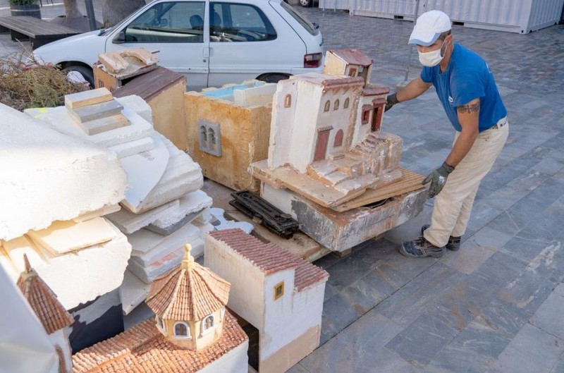<span style='color:#780948'>ARCHIVED</span> - Cartagena Nativity scene being installed in Plaza San Francisco