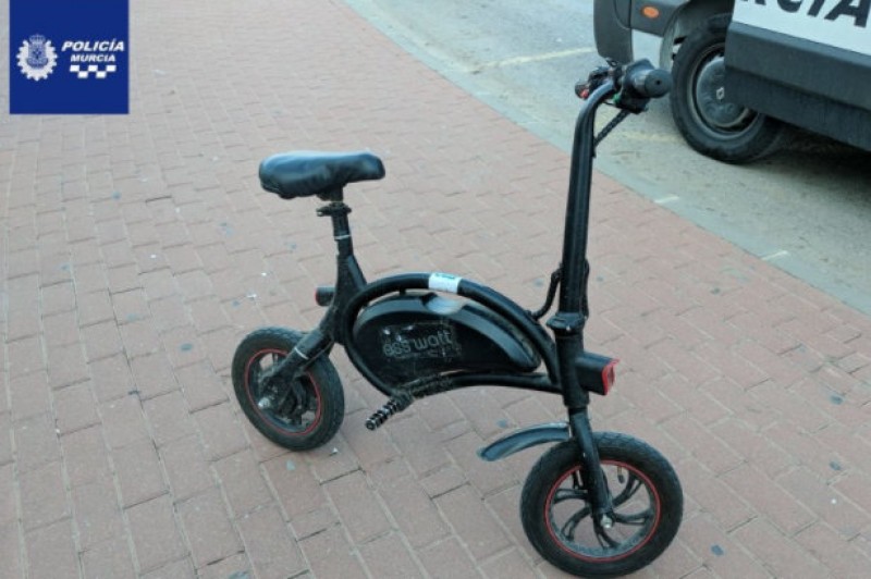 <span style='color:#780948'>ARCHIVED</span> - Murcia electric scooter rider fined after riding on the pavement and without helmet or registration plates