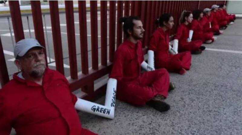 <span style='color:#780948'>ARCHIVED</span> - Greenpeace activists storm Alhama de Murcia factory in macro-farms protest
