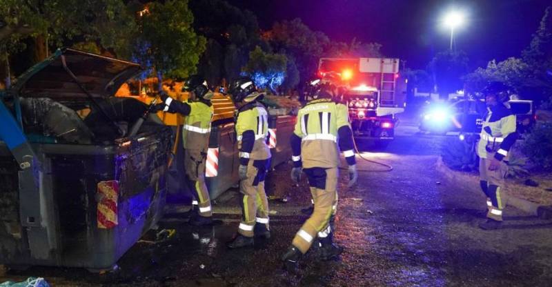 <span style='color:#780948'>ARCHIVED</span> - Carnage in Cartagena on San Juan with burning bins and police altercations