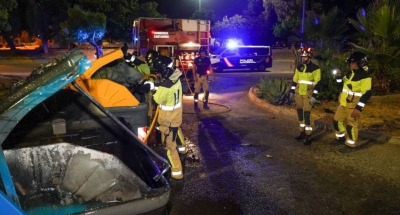 <span style='color:#780948'>ARCHIVED</span> - Carnage in Cartagena on San Juan with burning bins and police altercations