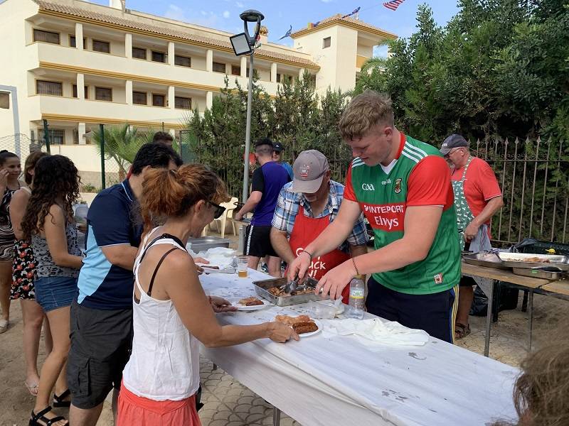 <span style='color:#780948'>ARCHIVED</span> - Group of Brits serve up 500 fry-ups on English Day at the Roda fiestas