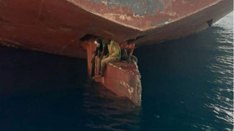 <span style='color:#780948'>ARCHIVED</span> - Migrants rescued in Canary Islands after 11 days on the rudder of an oil tanker