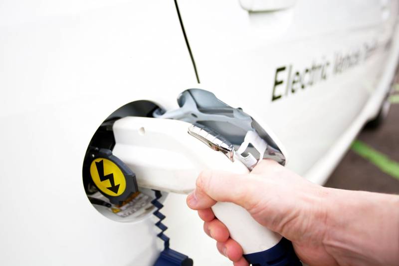 How to get 7,000 euros off a new electric car in Spain: can non-Spaniards apply?