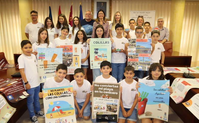 Aguilas schoolchildren present eye-catching campaign to rid the beaches of cigarette butts