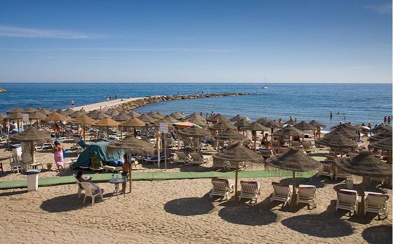 Fines of 750 euros for peeing in the sea in Marbella