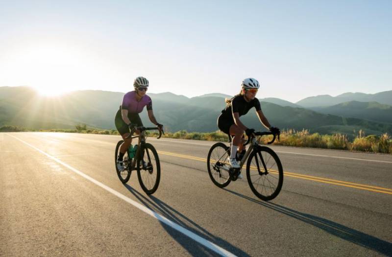 Can you overtake a cyclist on a continuous line in Spain?