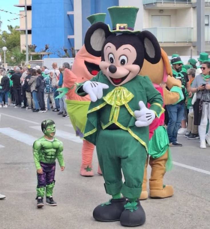 Cabo Roig turns green as thousands celebrate St Patrick's Day parade