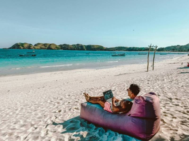 How Digital Nomads in Spain Stay Connected with Friends Around the World